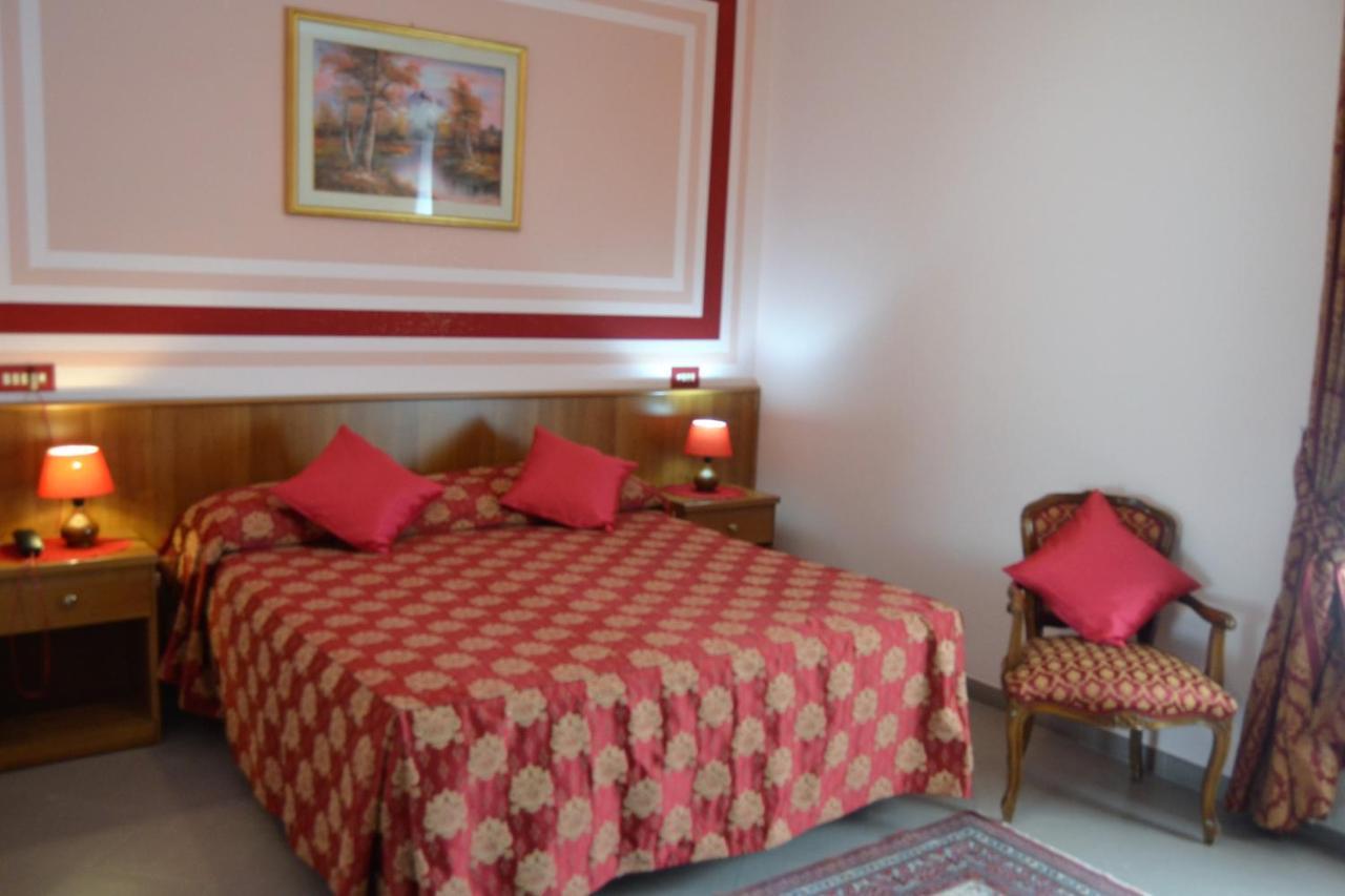 Hotel Facioni Pomezia Exteriör bild