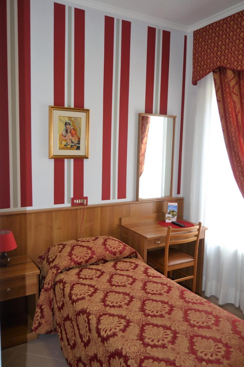 Hotel Facioni Pomezia Exteriör bild