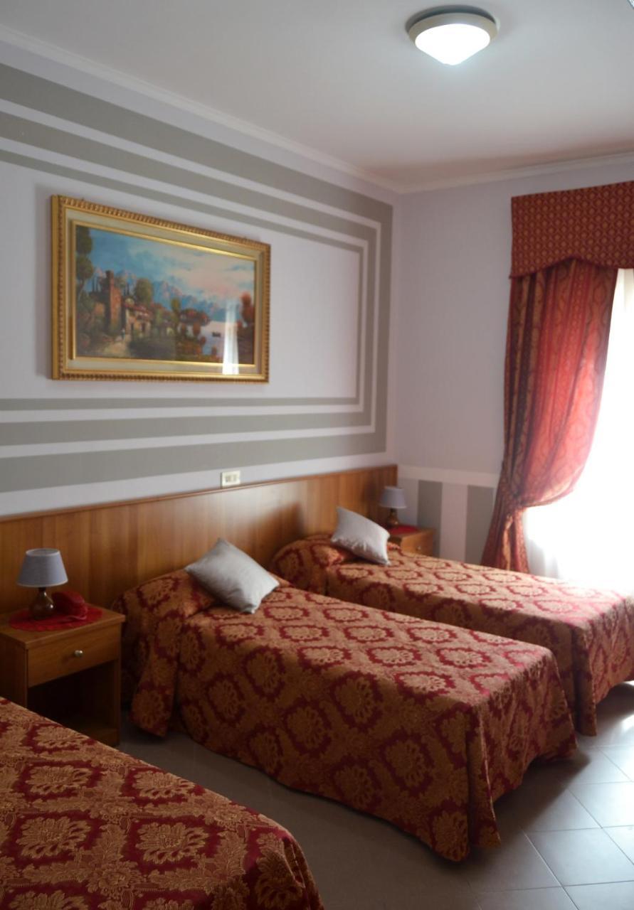 Hotel Facioni Pomezia Exteriör bild