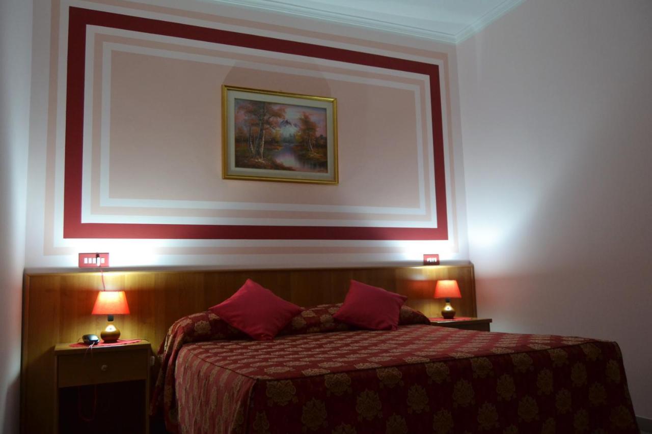 Hotel Facioni Pomezia Exteriör bild